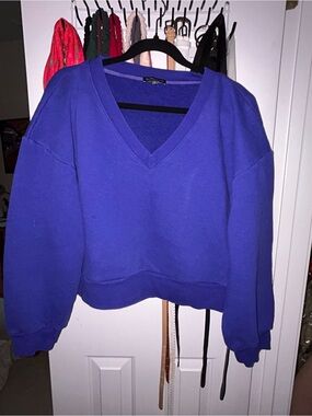 Beyond Yoga V-Neck Cropped Pullover Hoodie - Purple